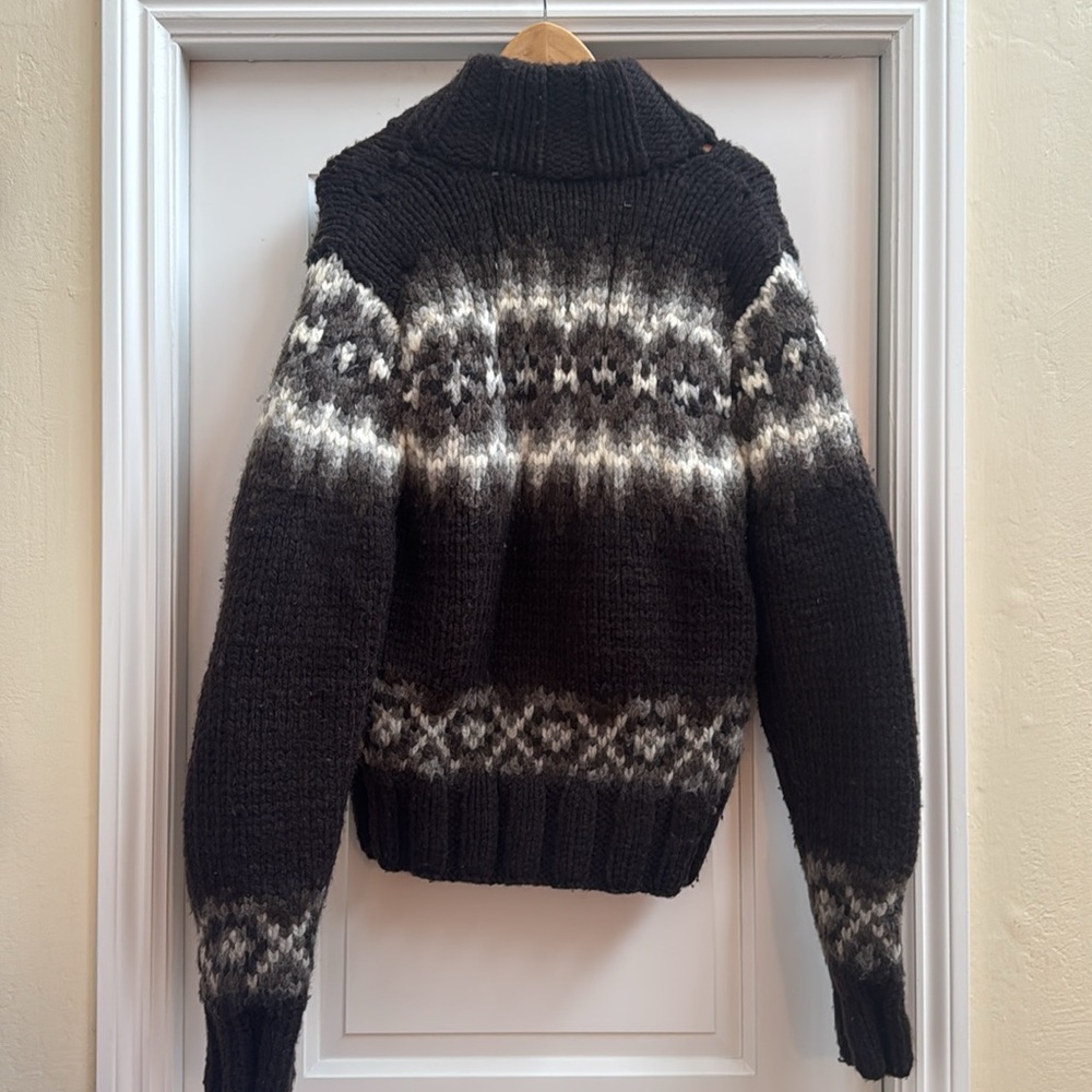 Abercrombie Men’s Hand Knit Sweater - Picture 3 of 3